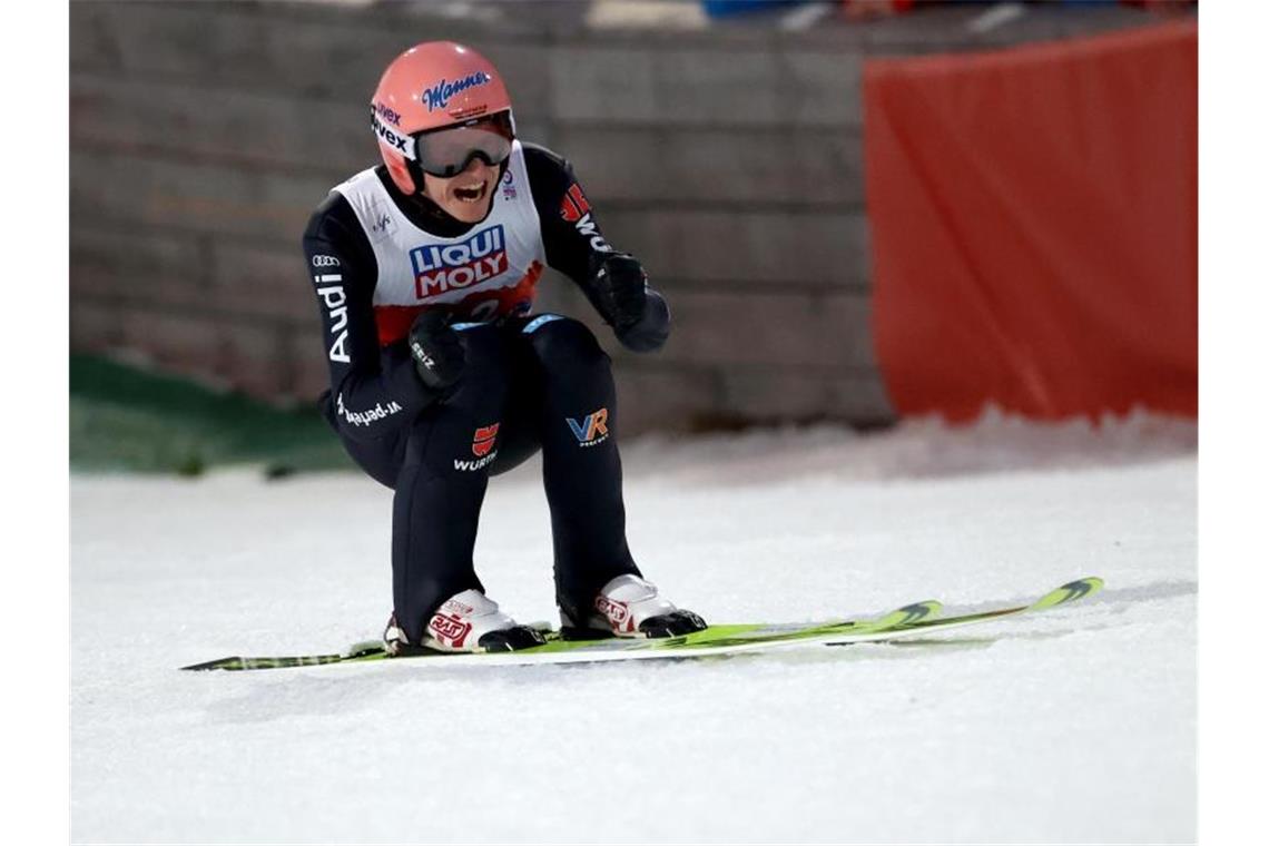 Karl Geiger jubelt nach dem Sprung zu Silber in seinem Heimatort Oberstdorf. Foto: Karl-Josef Hildenbrand/dpa