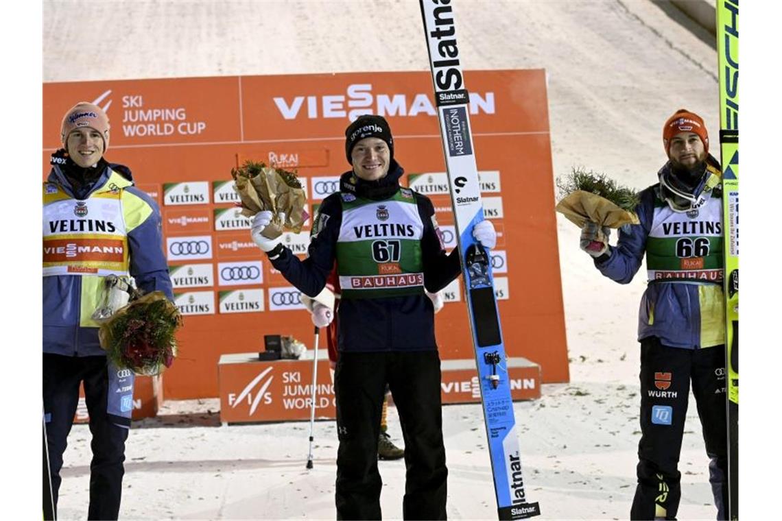 Karl Geiger (l) und Markus Eisenbichler (r) springen auf das Podest. Foto: Heikki Saukkomaa/Lehtikuva/dpa