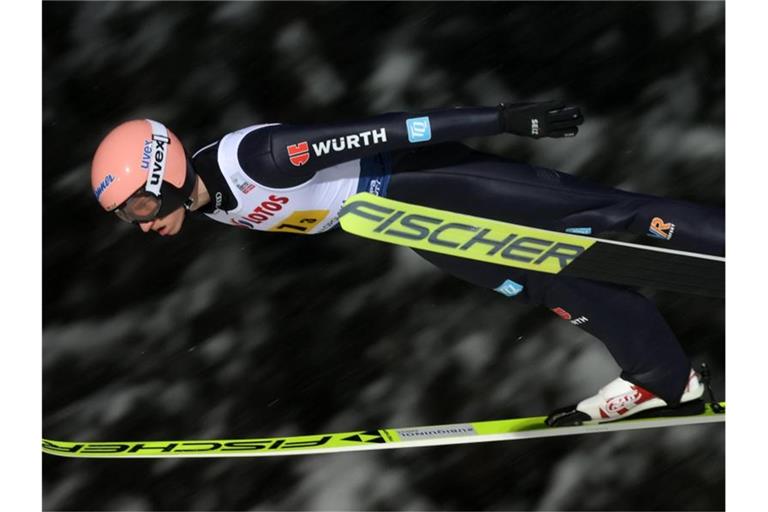 Karl Geiger landete im zweiten Durchgang nach 135,5 Metern - der weiteste Sprung im Quartett des DSV. Foto: Grzegorz Momot/PAP/dpa