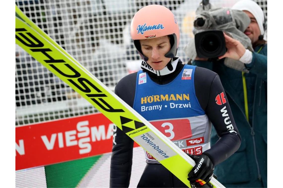 Horngacher lobt Geiger: „super aus der Affäre gezogen“ Karl Geiger liegt nach dem Wettkampf in Tirol auf Platz drei der Gesamtwertung. Foto: Daniel Karmann/dpa
