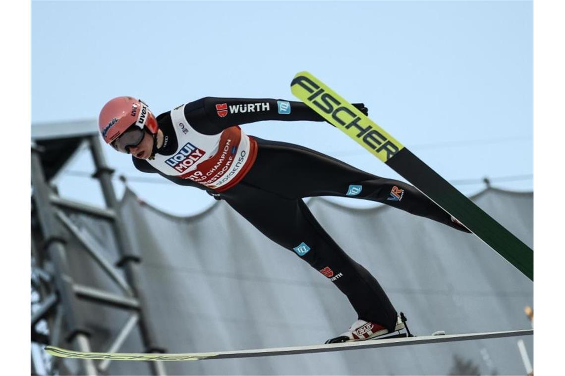 „Felsbrocken vom Herzen“: Skisprung-Mixed erobert Gold Karl Geiger sicherte im letzten Durchgang mit einer Weite von 99,5 Metern die Goldmedaille. Foto: Daniel Karmann/dpa