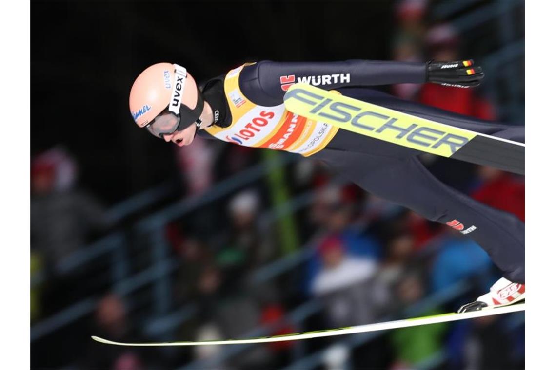 Skisprung-Glanz auf der Hochburg: Geiger mit Gelb nach Japan Karl Geiger sprang in Zakopane auf Rang fünf und verteidigte seine Führung in der Gesamtwertung. Foto: Grzegorz Momot/PAP/dpa