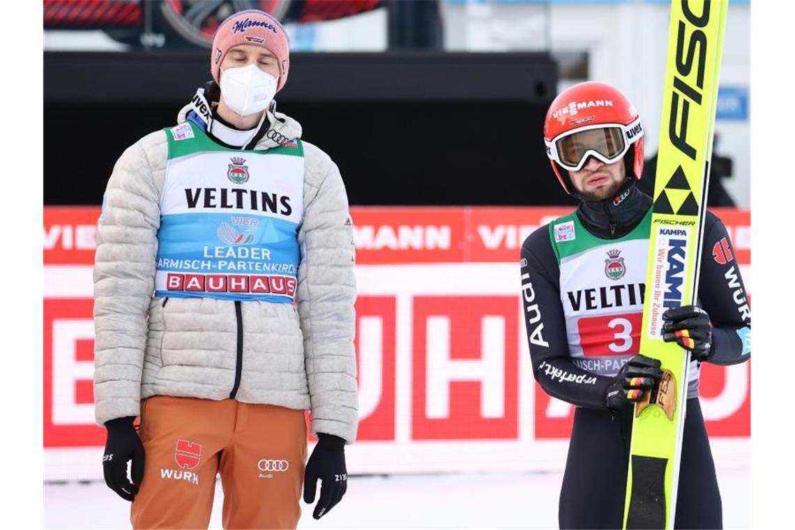 Deutsches Duo lauert: Patzt der „perfekte Skispringer“? Karl Geiger und Markus Eisenbichler (r) liegen vor dem letzten Springen hinter den Podestplätzen. Foto: Daniel Karmann/dpa