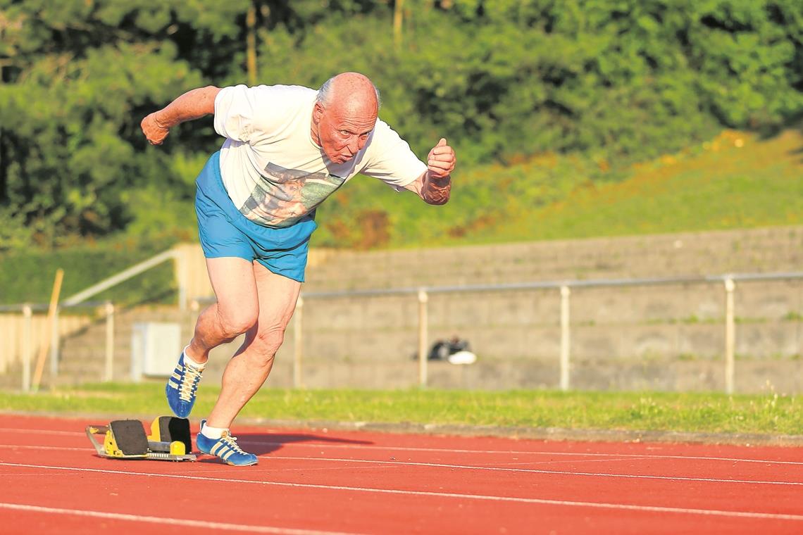 Karl-Heinz Bartelt schwört auf die Spikes, mit denen 1960 die Stars bei den Olympischen Spielen in Rom über die Laufbahn fegten. Fotos: A. Becher