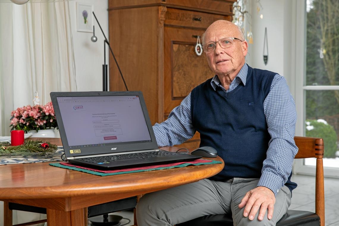 Chaos bei der Impfterminvergabe Karl-Heinz Bartelt unterstützt Senioren aus Aspach bei der Buchung von Terminen für die Coronaschutzimpfung in Waiblingen. Foto: A. Becher