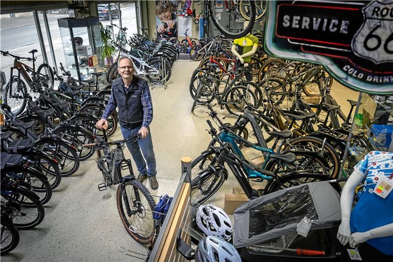 Karl-Heinz Erkert verkauft in seinem Laden in Sulzbach jetzt zum Großteil E-Bikes. Foto: Alexander Becher