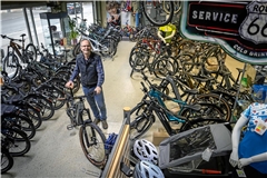 Karl-Heinz Erkert verkauft in seinem Laden in Sulzbach jetzt zum Großteil E-Bikes. Foto: Alexander Becher