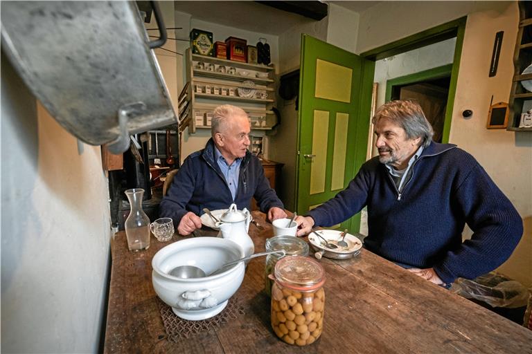 Karl-Heinz Häusser (links) und Jürgen Hestler beschäftigen sich im Heimatmuseum in Weissach im Tal auch mit nachhaltigem Wirtschaften aus früherer Zeit, zum Beispiel mit dem Einmachen von Lebensmitteln – eine Facette, die auch heute zur Nachhaltigkeitsdiskussion passt. Foto: A. Becher