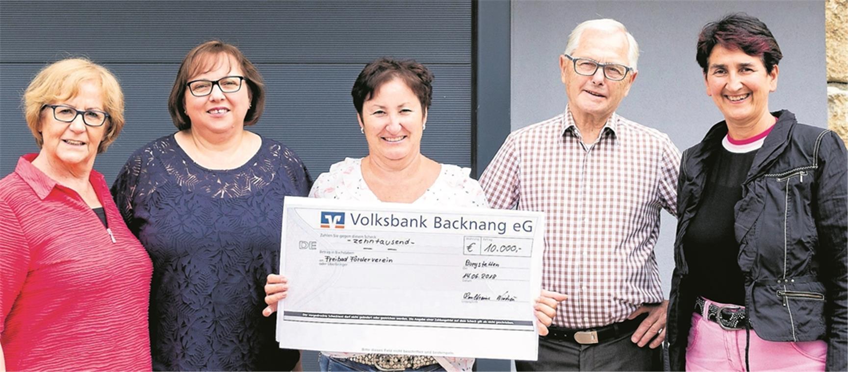 Karl-Heinz Wiesheu spendet 10000 Euro an den Förderverein Freibad (FFV – von links): Marga Wiesheu, Helga Schoger (FFV), Silke Schmidt (FFV) und Bürgermeisterin Irmtraud Wiedersatz. Foto: privat