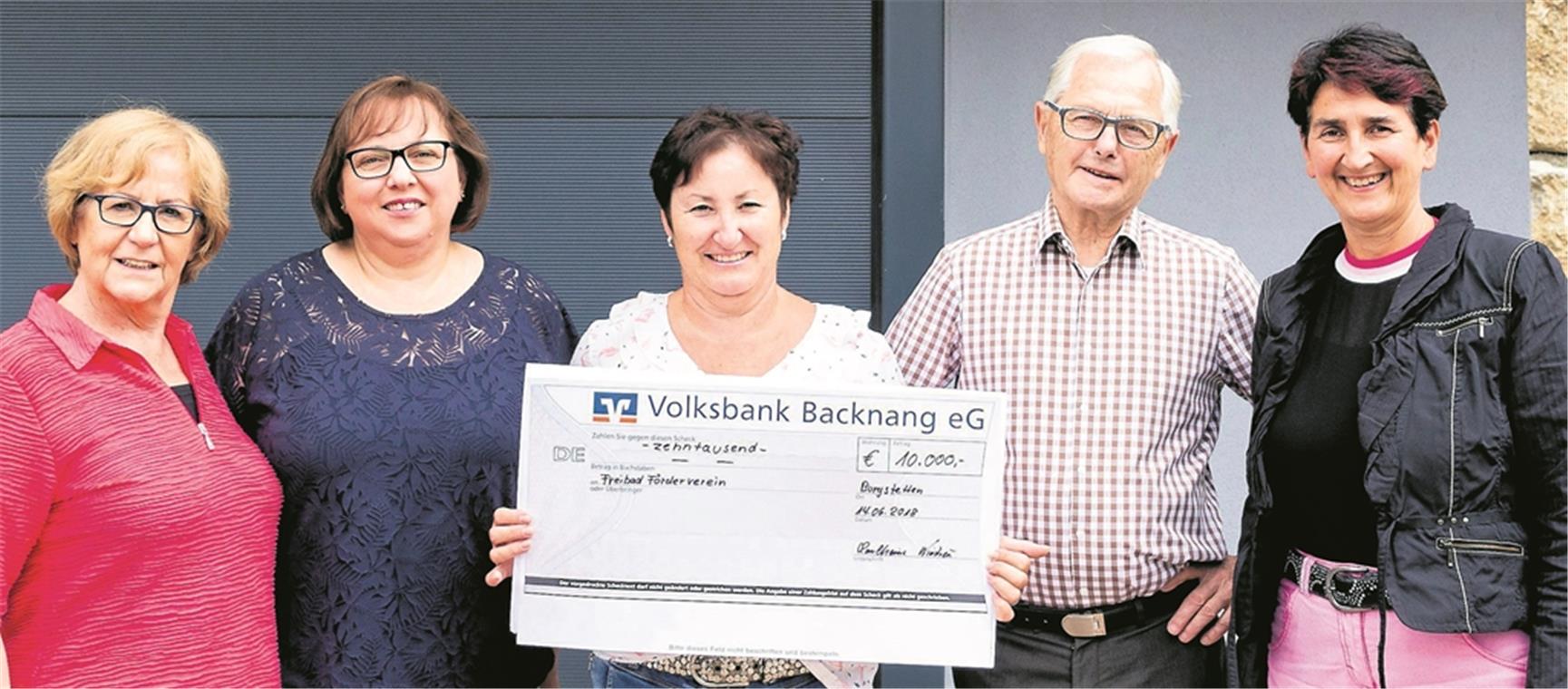 Bädle soll im Herbst 2019 saniert werden Karl-Heinz Wiesheu spendet 10000 Euro an den Förderverein Freibad (FFV – von links): Marga Wiesheu, Helga Schoger (FFV), Silke Schmidt (FFV) und Bürgermeisterin Irmtraud Wiedersatz. Foto: privat