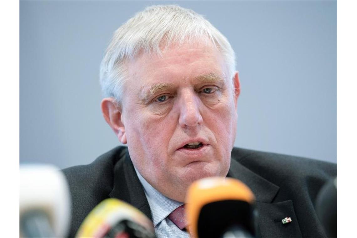 Geisterspiele im Fußball kaum abzuwenden - Behörden beraten Karl-Josef Laumann (CDU) ist der Gesundheitsminister von Nordrhein-Westfalen. Foto: Federico Gambarini/dpa