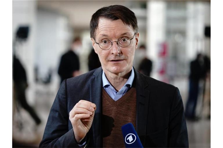Karl Lauterbach, Gesundheitsexperte der SPD, gibt ein Interview. (Archivbild). Foto: Kay Nietfeld/dpa