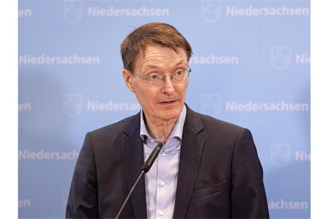 Karl Lauterbach gibt ein Pressestatement über die aktuelle Lage in der Corona-Pandemie ab. Foto: Moritz Frankenberg/dpa