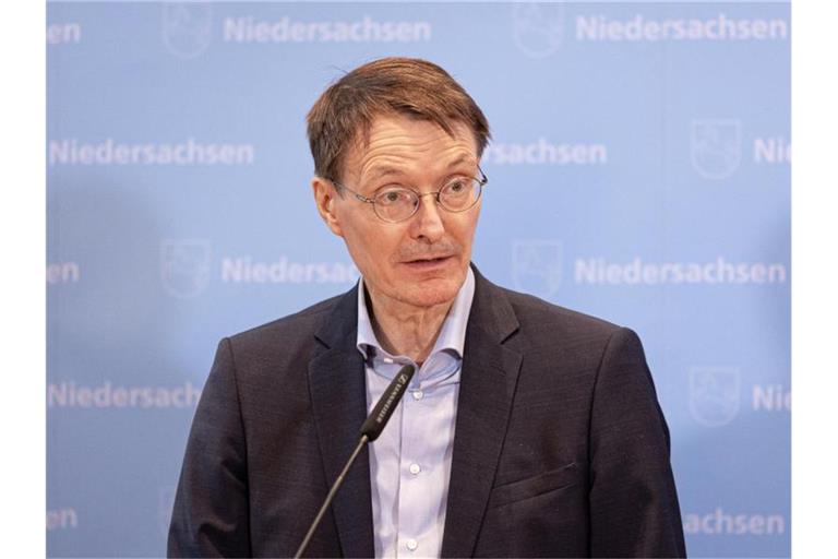Karl Lauterbach gibt ein Pressestatement über die aktuelle Lage in der Corona-Pandemie ab. Foto: Moritz Frankenberg/dpa