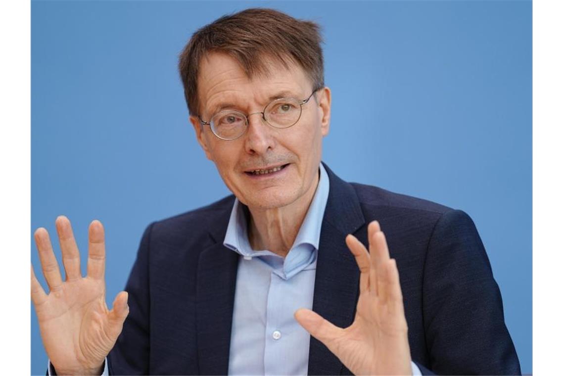 Lauterbach sieht „Licht am Ende des Tunnels“ Karl Lauterbach hat nach eigenen Angaben im kleinen Freundeskreis ins neue Jahr gefeiert. Foto: Kay Nietfeld/dpa