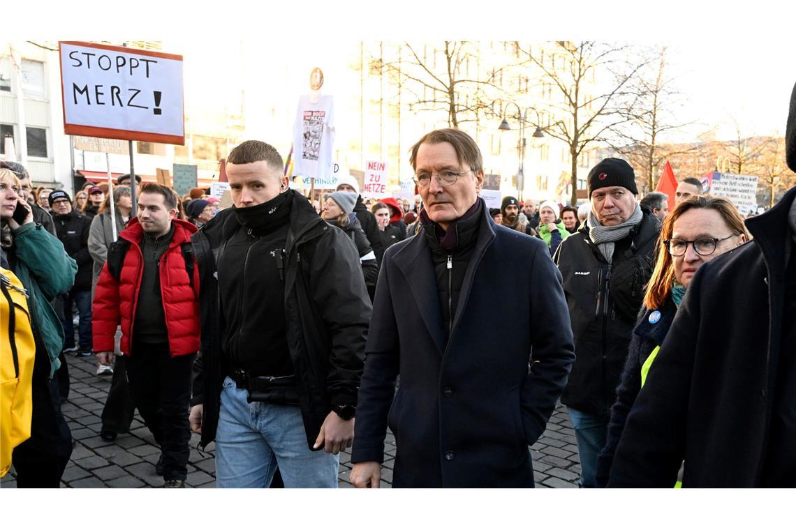 Das große Bundes-Bibbern Karl Lauterbach hat sich für den Winterwahlkampf extra einen neuen Mantel gekauft (Archivbild).