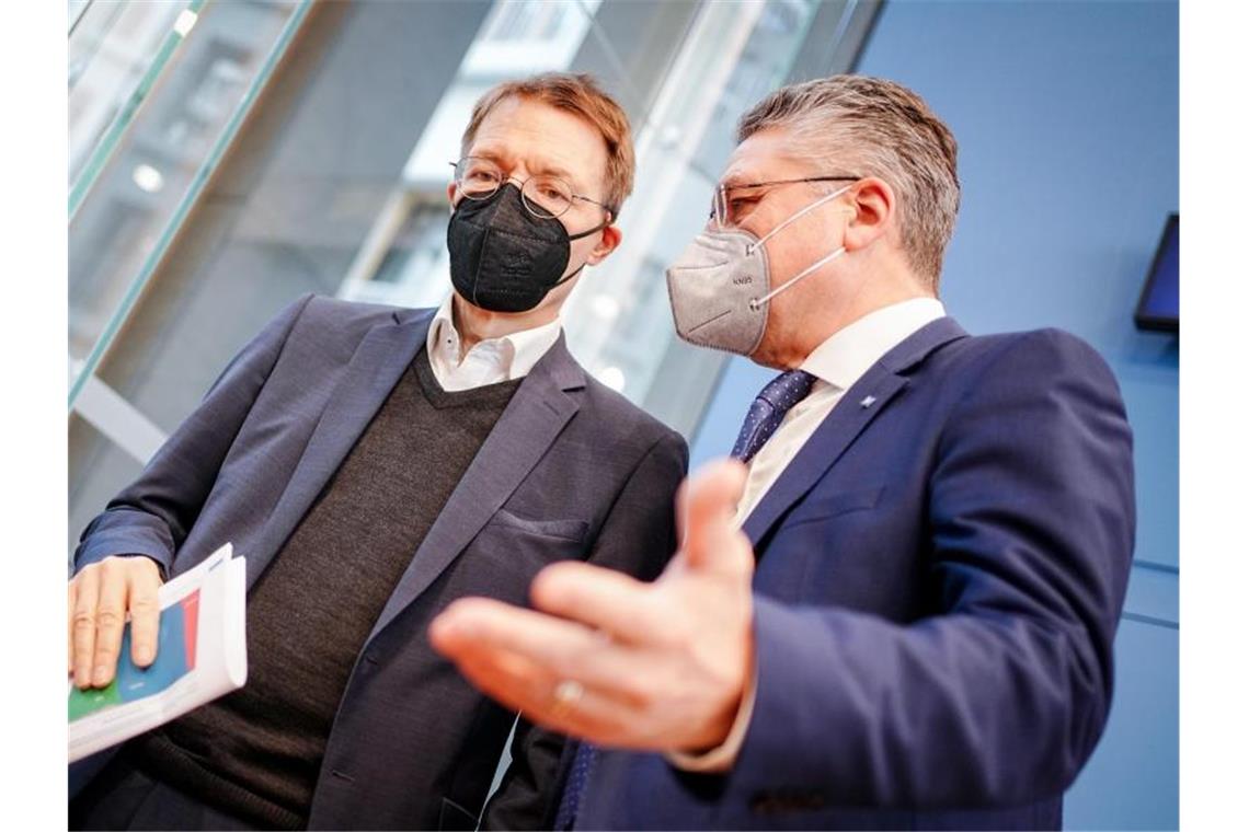 Wieler: Corona-Lage in Deutschland weiter angespannt Karl Lauterbach (l, SPD), Bundesminister für Gesundheit, und Lothar Wieler, Präsident des Robert-Koch-Instituts, sorgen sich um die aktuelle Corona-Lage. Foto: Kay Nietfeld/dpa