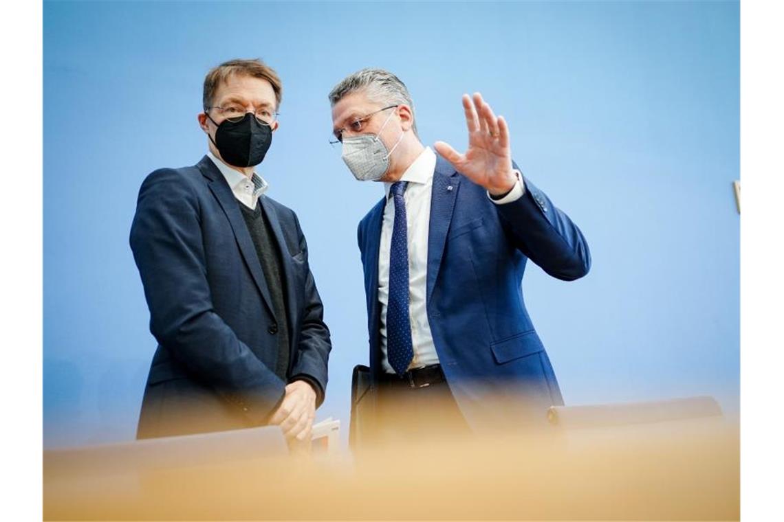 Karl Lauterbach (l) und Lothar Wieler nach der Pressekonferenz zur aktuellen Corona-Lage. Foto: Kay Nietfeld/dpa