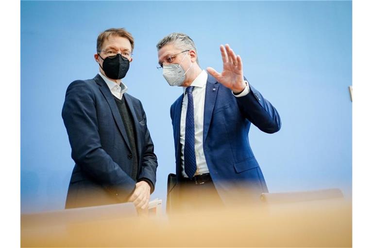 Karl Lauterbach (l) und Lothar Wieler nach der Pressekonferenz zur aktuellen Corona-Lage. Foto: Kay Nietfeld/dpa