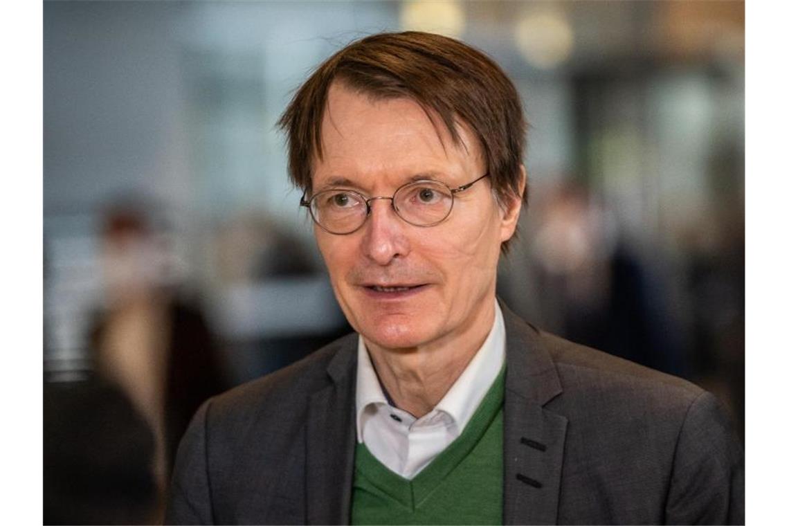 Lauterbach räumt ein: „Hendrik Streeck hatte voll recht“ Karl Lauterbach räumt ein, das Virologe Hendrik Streeck mit seiner Prognose für die Entwicklung der Pandemie im Sommer richtig lag. Foto: Michael Kappeler/dpa