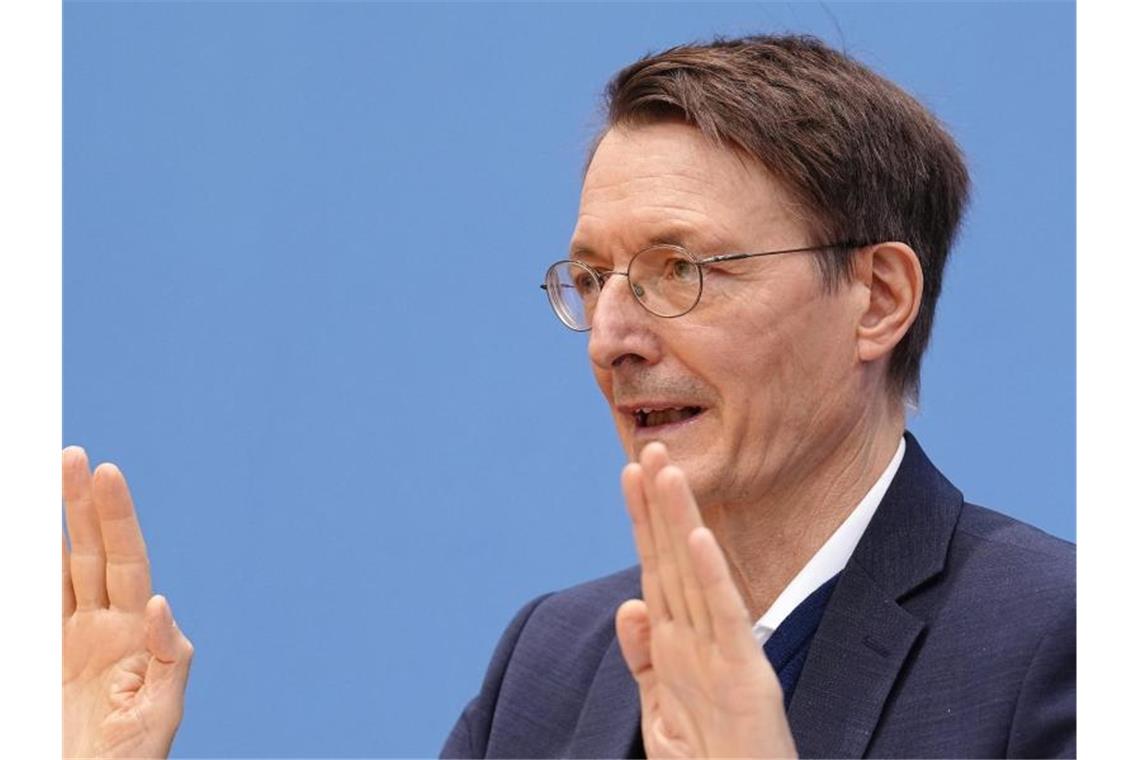 Drosten warnt vor zu früher Durchseuchung Karl Lauterbach (SPD), Bundesminister für Gesundheit, äußert sich in der Bundespressekonferenz zur aktuellen Corona-Lage. Foto: Kay Nietfeld/dpa