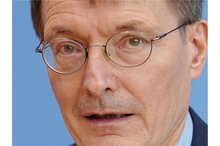 Karl Lauterbach (SPD), Bundesminister für Gesundheit, spricht während einer Pressekonferenz zur aktuellen Corona-Lage. Foto: Kay Nietfeld/dpa