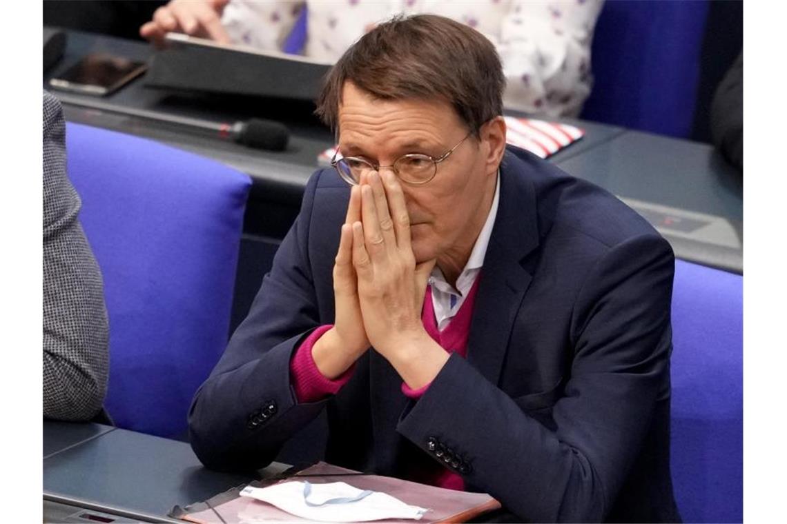 Lauterbach geht von weiteren Corona-Einschränkungen aus Karl Lauterbach (SPD), Gesundheitsexperte, nimmt an der Sitzung des Bundestags teil. (Archivbild). Foto: Kay Nietfeld/dpa