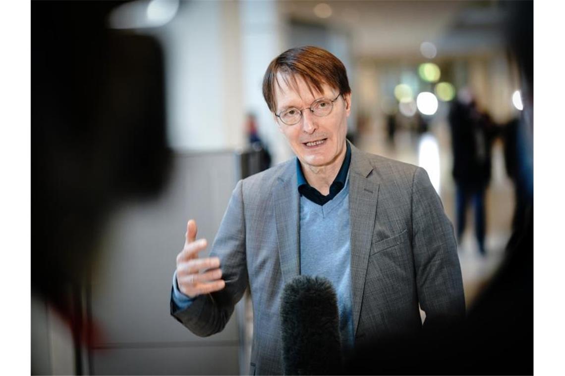 Karl Lauterbach (SPD), Gesundheitspolitiker, spricht im Bundestag, nach der Regierungserklärung der Bundeskanzlerin zur Bewältigung der Corona-Pandemie, zu Medienvertretern. Foto: Kay Nietfeld/dpa