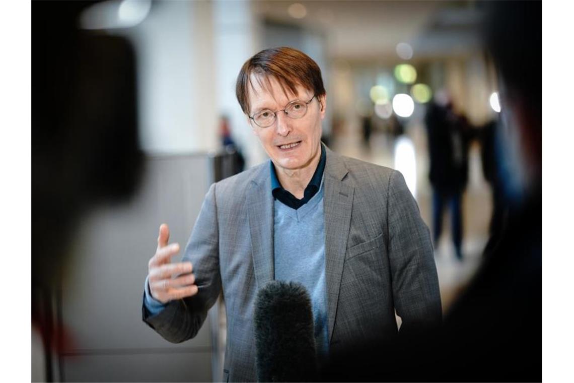 Karl Lauterbach (SPD), Gesundheitspolitiker, spricht im Bundestag zu Medienvertretern. Foto: Kay Nietfeld/dpa