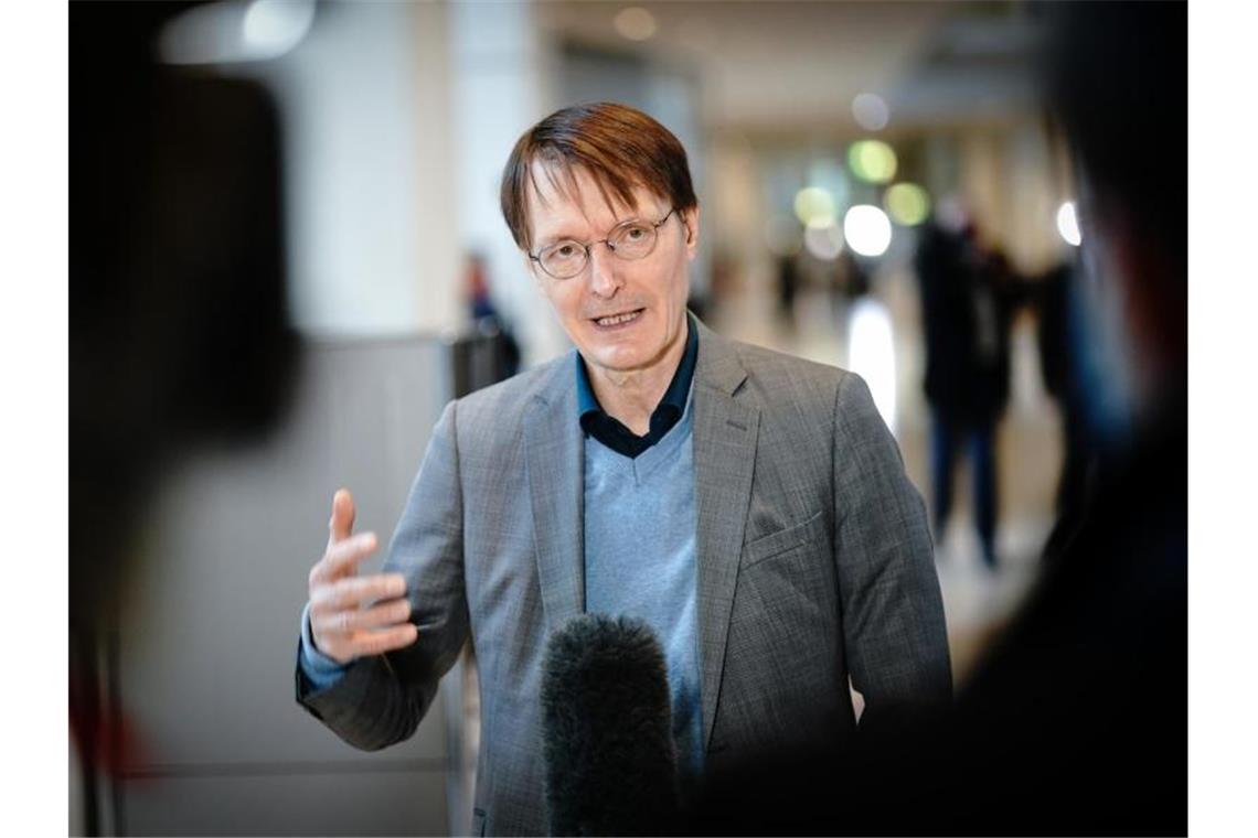 Karl Lauterbach (SPD) gibt im Bundestag ein Pressestatement. Foto: Kay Nietfeld/dpa/Archivbild