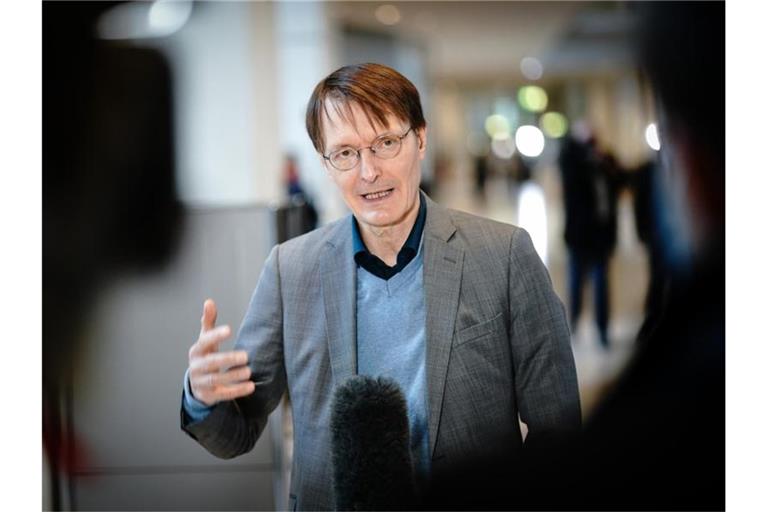 Karl Lauterbach (SPD) gibt im Bundestag ein Pressestatement. Foto: Kay Nietfeld/dpa/Archivbild