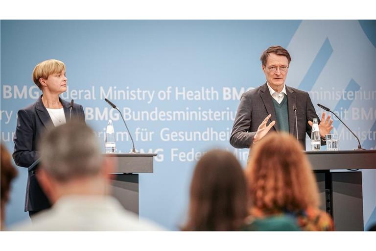 Karl Lauterbach (SPD, r) mit Ute Lewitzka, Vorstandsvorsitzende der Deutschen Gesellschaft für Suizidprävention: Angesichts von 10.000 Suiziden pro Jahr fordert die Suizidprävention ein bundesweites Notfalltelefon.