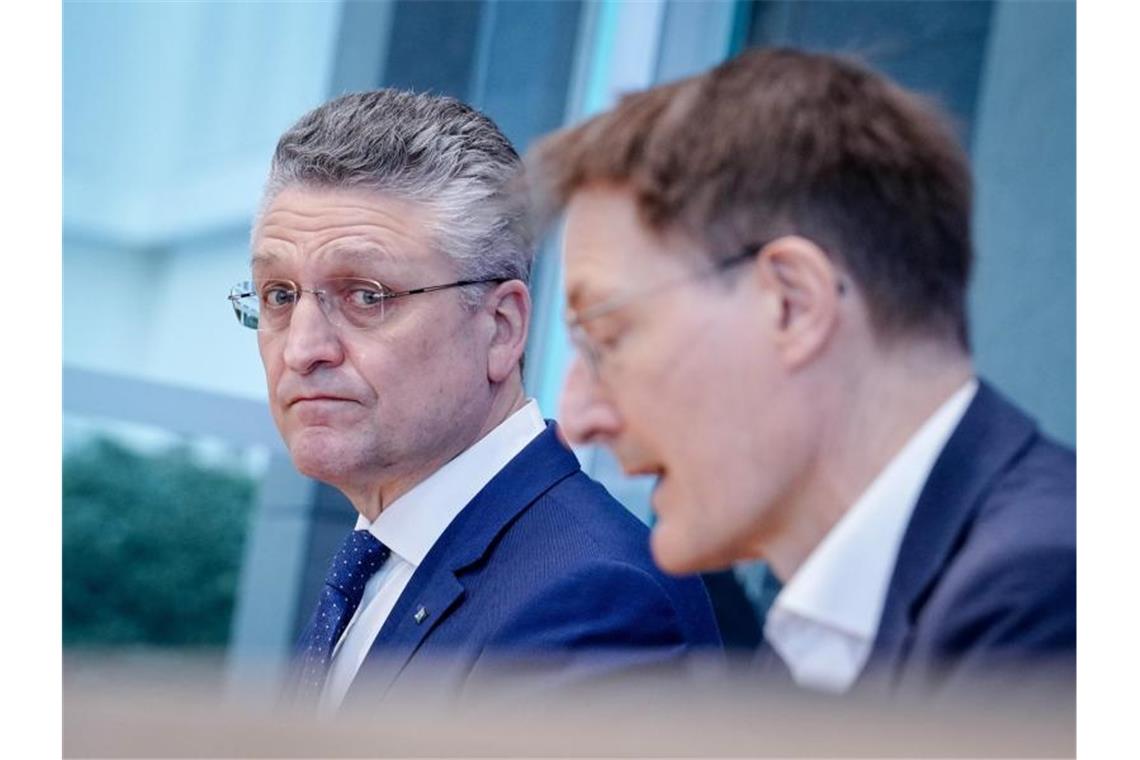 Karl Lauterbach und Lothar Wieler mahnen weiter zur Vorsicht. Foto: Kay Nietfeld/dpa