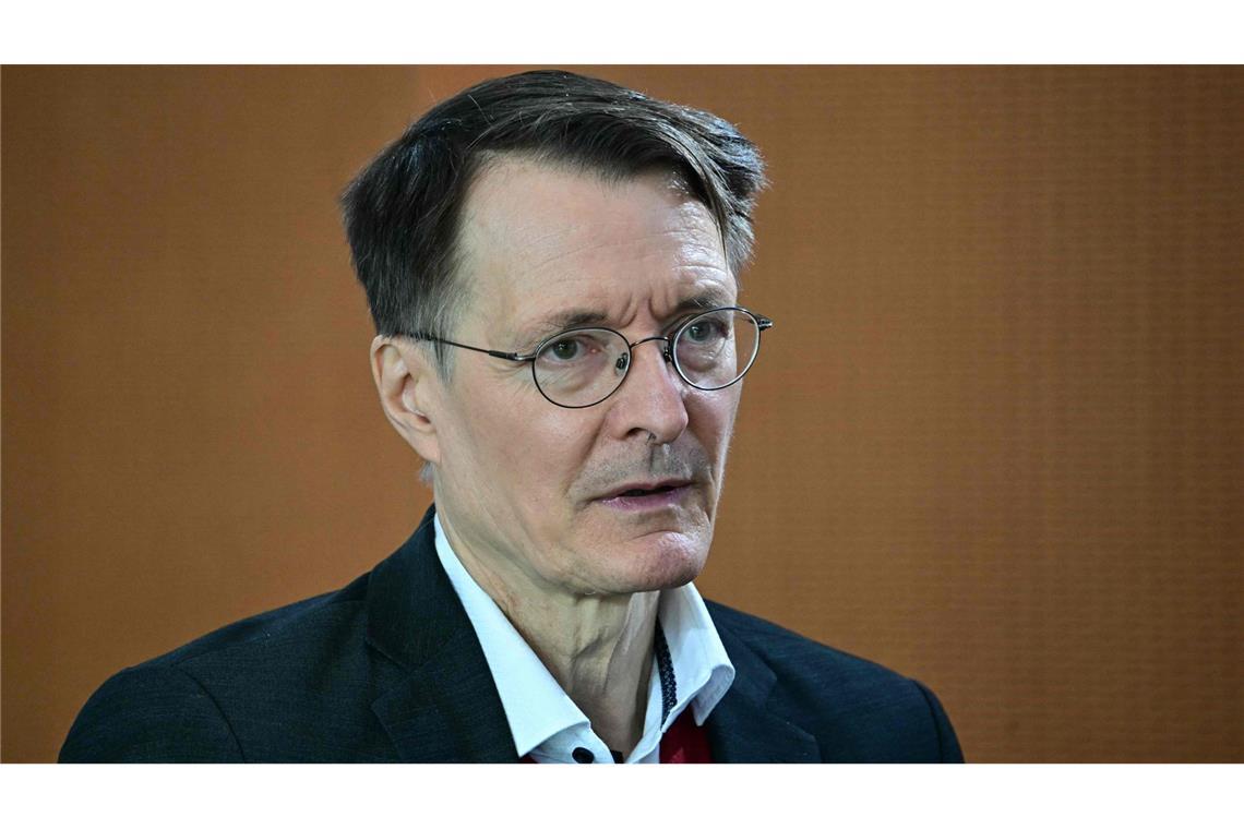 „Du Faschistenschwein!“ – Lauterbach von Demonstranten angepöbelt Karl Lauterbach wurde am 1. Mai in Berlin von Demonstranten angepöbelt.