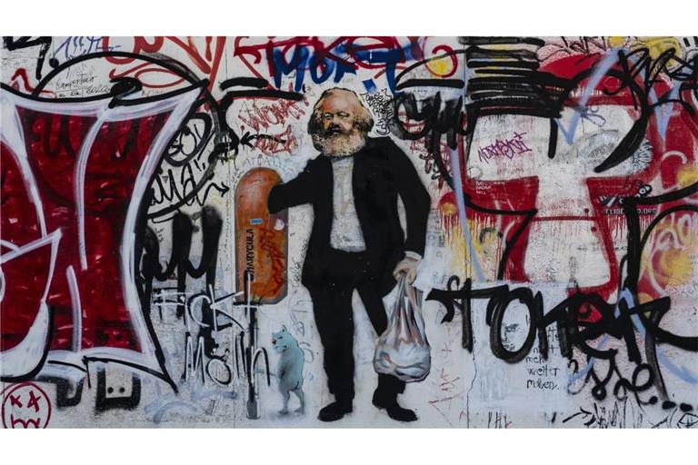 Karl Marx auf einem Wandbild als Flaschensammler an der ehemaligen DDR-Grenzmauer an der Mühlenstraße in Berlin-Friedrichshain (Archivfoto).