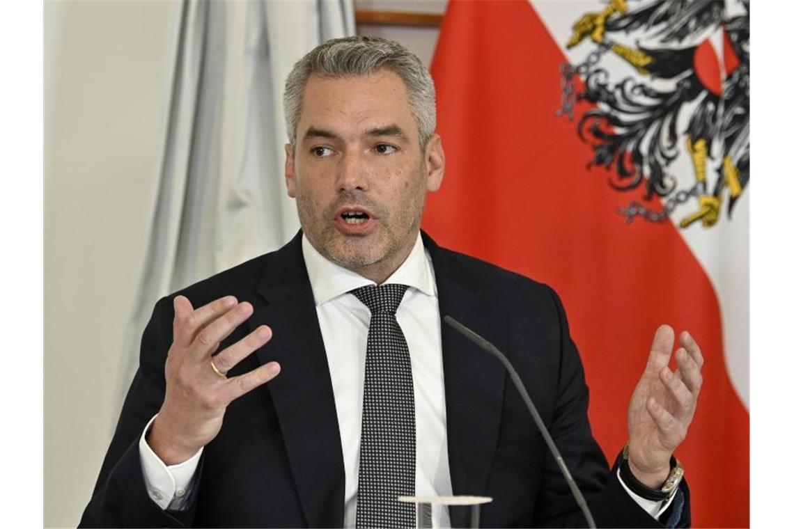 Sprecher: Nehammer hat sich nicht in Skihütte angesteckt Karl Nehammer (ÖVP), Bundeskanzler von Österreich, hat sich mit dem Coronavirus infiziert. Foto: Hans Punz/APA/dpa