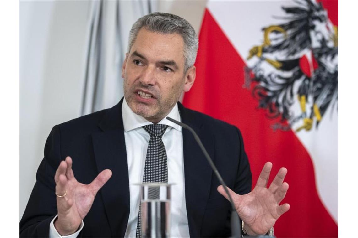 Österreich lockert stufenweise Corona-Maßnahmen Karl Nehammer (ÖVP), Bundeskanzler von Österreich, kündigt Lockerungen der Corona-Maßnahmen an. Foto: Lisa Leutner/AP/dpa