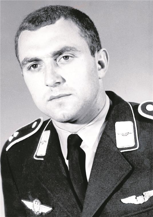 Karl-Oskar Klenk als Oberleutnant mit deutschem und amerikanischem Fliegerabzeichen: Der gebürtige Backnanger absolvierte große Teile seiner Ausbildung von 1965 bis 1967 in Texas und Arizona, USA. Repro: R. Idler