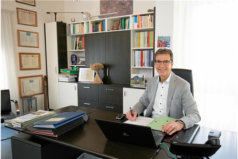 Karl Ostfalk freut sich schon darauf, dass er künftig zu Hause auch tagsüber Zeit zum Kochen und Backen haben wird. Seinen Arbeitsplatz im Rathaus wird er wahrscheinlich nur selten vermissen. Der 62-Jährige ist aber offen für eine neue kleine Tätigkeit. Foto: A. Becher