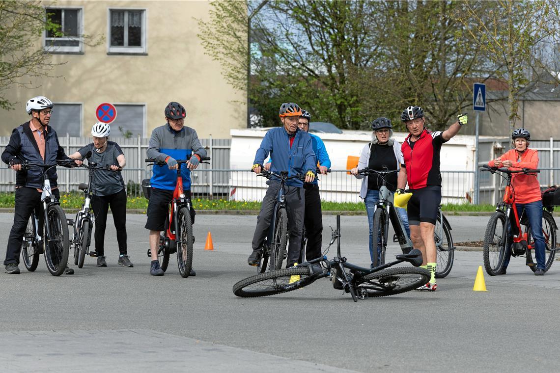 Sicheres E-Bike-Radeln für Senioren Karl Scheib (im roten Trikot) gibt Anweisungen und Tipps.