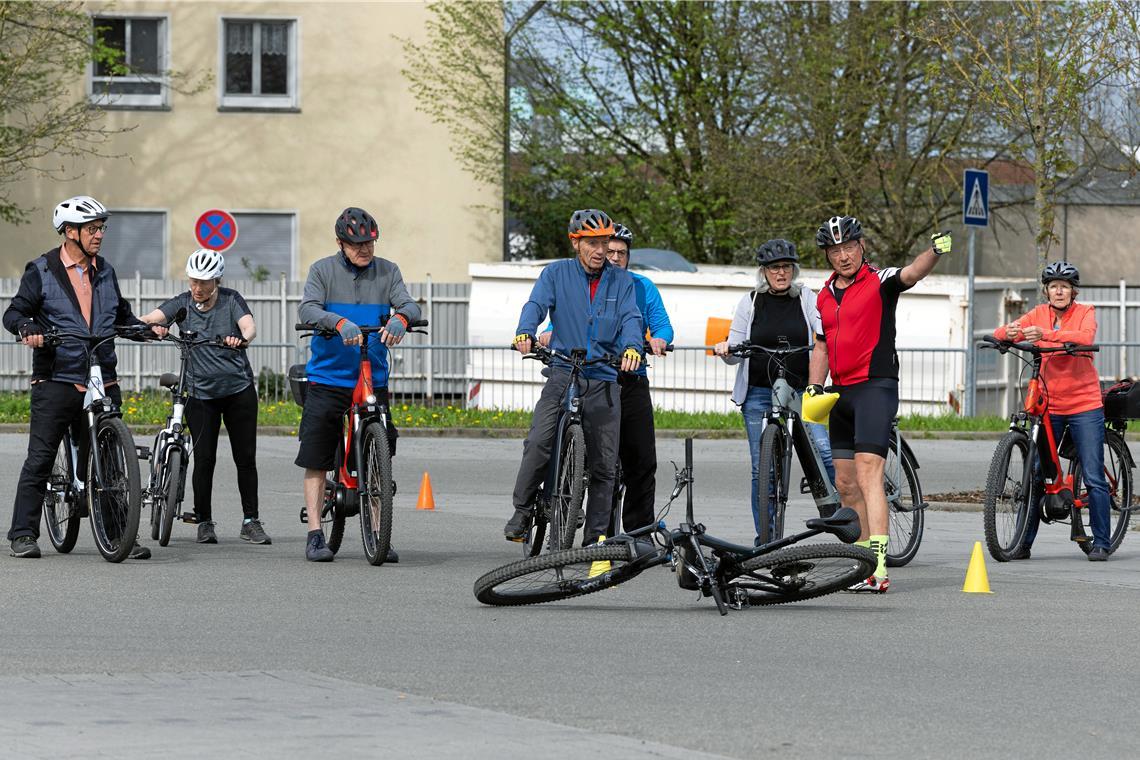 Karl Scheib (im roten Trikot) gibt Anweisungen und Tipps.