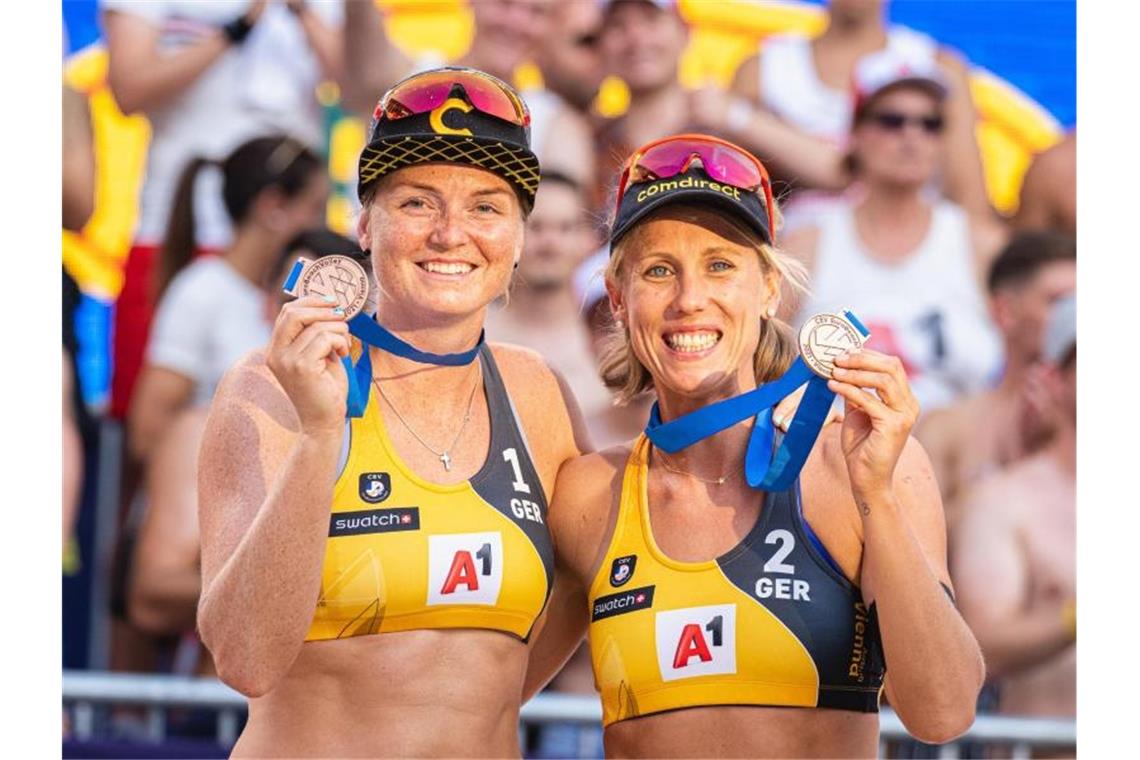 Borger/Sude holen Bronze bei Beach-EM: „Bedeutet sehr viel“ Karla Borger (r) und Julia Sude gewannen die Bronzemedaille. Foto: Expa/Florian Schroetter/APA/dpa