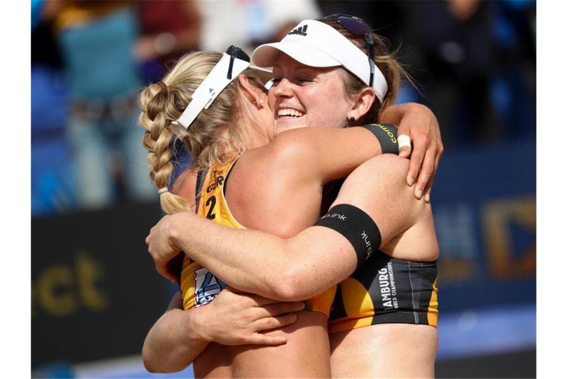 Karla Borger und Julia Sude (r) feiern den Einzug ins WM-Achtelfinale in Hamburg. Foto: Christian Charisius