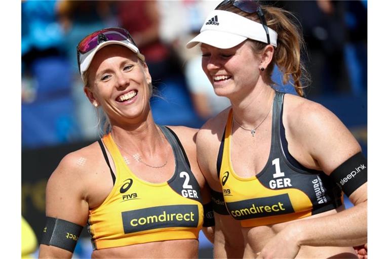 Karla Borger und Julia Sude (r) verzichten auf einen Start beim World-Tour-Turnier in Katar. Foto: Christian Charisius/dpa