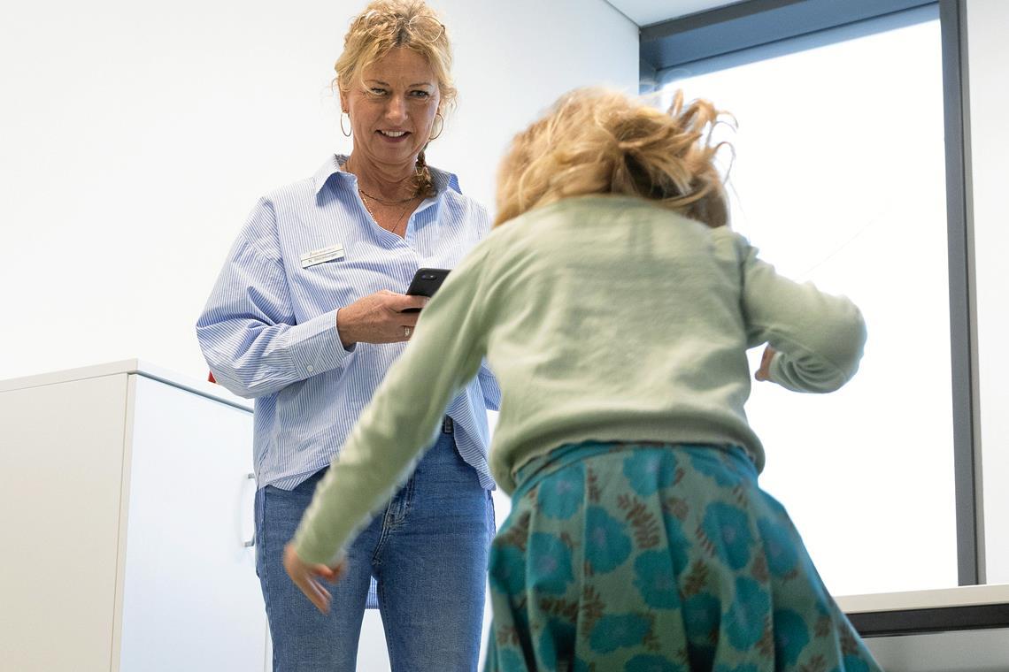 Untersuchung verhilft zum guten Schulstart Karla macht es prächtig. Bei der Sechsjährigen kann Sozialpädagogin Nicole Stockburger in allen Bereichen eine altersgemäße Entwicklung attestieren. Foto: Alexander Becher