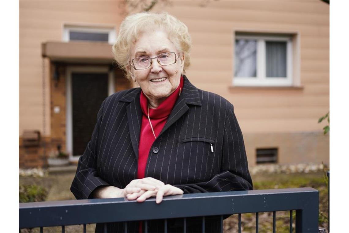 Karla Spagerer mit 92 älteste Wahlfrau in Bundesversammlung Karla Spagerer steht vor ihrem Wohnhaus. Foto: Uwe Anspach/dpa