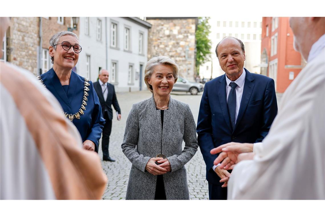 Bilder des Tages Karlspreis 2025: Ursula von der Leyen beim Pontifikalamt im Aachener Dom