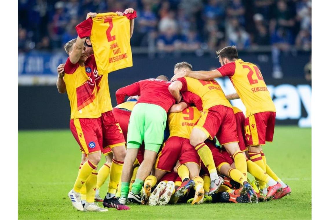 Karlsruher Spieler freuen sich nach dem 1:2-Sieg. Foto: Marcel Kusch/dpa/Archivbild