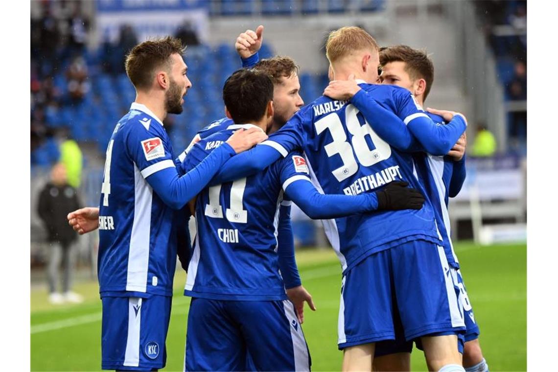 KSC will bei abstiegsbedrohten Dresdnern nachlegen Karlsruher Spieler jubeln. Foto: Uli Deck/dpa/Archivbild