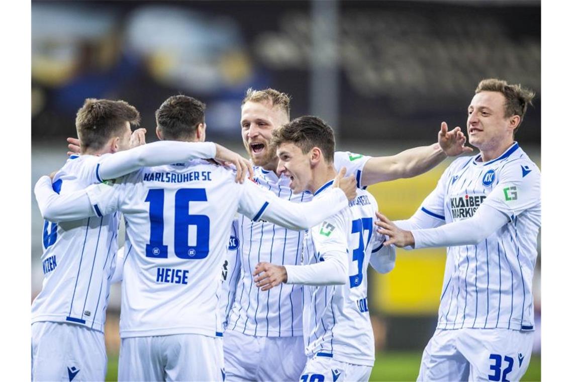 Karlsruher SC verliert gegen Abstiegskandidat Osnabrück Karlsruher Spieler jubeln über ein Tor. Foto: David Inderlied/dpa